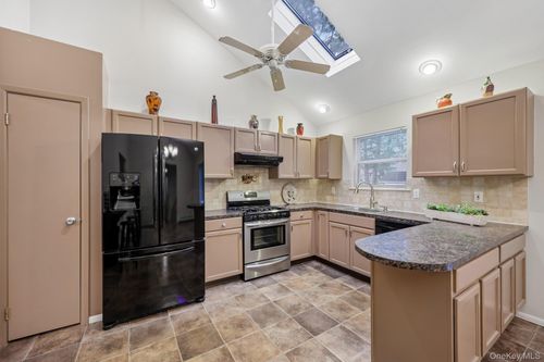 42 Apex Dr, Coram, NY, 11727-1417 | Card Image