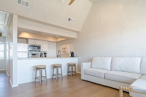 32 Dana Dr, Galveston, TX, 77554-7738 | Card Image