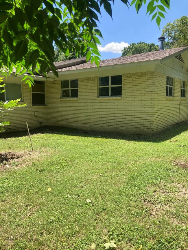 side of front yard | Image 9