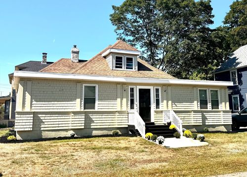 23 Oak St, Derry, NH, 03038-2111 | Card Image