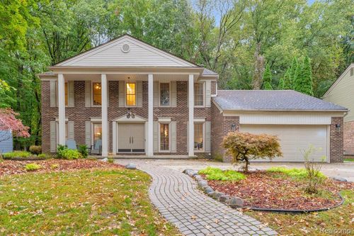 18500 Mayfield St, Livonia, MI, 48152-3240 | Card Image