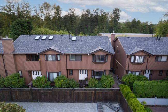 4717 Village Drive, Townhouse with 3 bedrooms, 2 bathrooms and 1 parking in Burnaby BC | Image 2