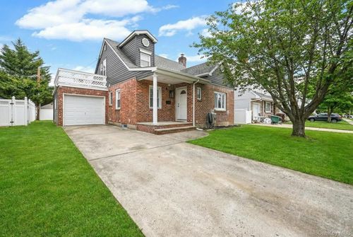 6 Willow Rd, New Hyde Park, NY, 11040-3326 | Card Image