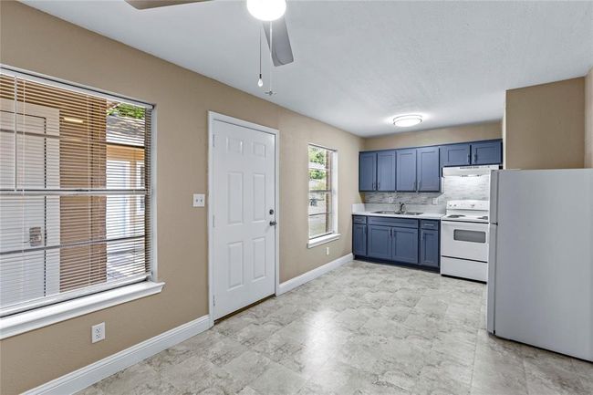 Kitchen & Living | Image 7
