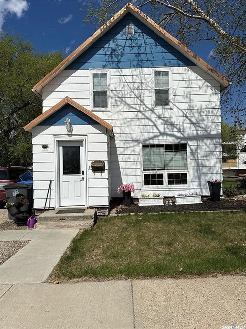 1217 2nd St, Estevan, SK, S4A0M1 | Card Image