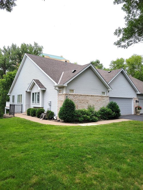 8203 Creekside Cir, Bloomington, MN, 55437-3836 | Card Image