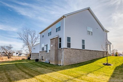 5556 Hobart Ct, West Bloomfield, MI, 48322-1112 | Card Image