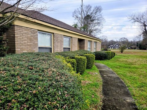 102 Pinehaardt Dr, Selma, AL, 36701-7261 | Card Image