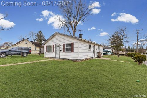 825 Robinwood St, Pontiac, MI, 48340-3145 | Card Image