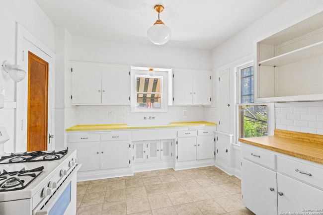 123 E Ridgewood Ct, Home with 2 bedrooms, 2 bathrooms and null parking in San Antonio TX | Image 14