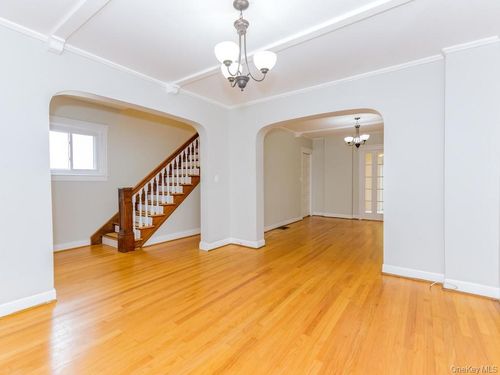 204 Parkview Ave, Yonkers, NY, 10708-1311 | Card Image