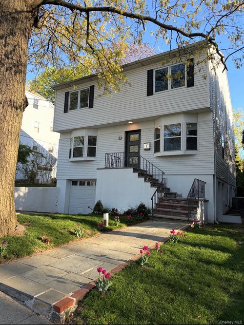 4 Lawrence Pl, Pelham, NY, 10803-2626 | Card Image