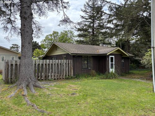330 10th St, Bandon, OR, 97411 | Card Image