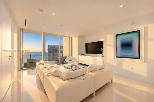 5205w-300 Biscayne Boulevard Way, Miami, FL, 33131-4054 | Card Image