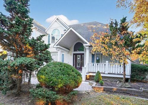 6 Robert Ct, Center Moriches, NY, 11934-2712 | Card Image