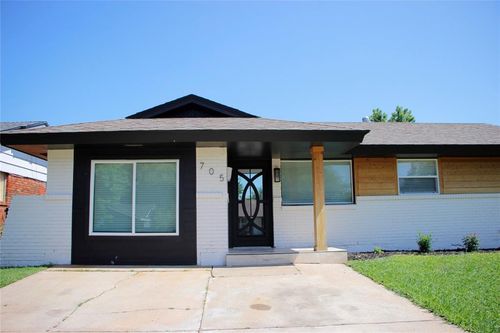 705 W Main St, Moore, OK, 73160-2302 | Card Image