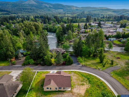 195 Ne Santiam Pointe Lp, Mill City, OR, 97360 | Card Image
