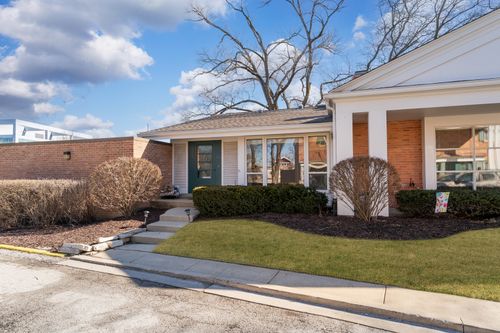 705 Carriage Hill Dr, Glenview, IL, 60025-4333 | Card Image