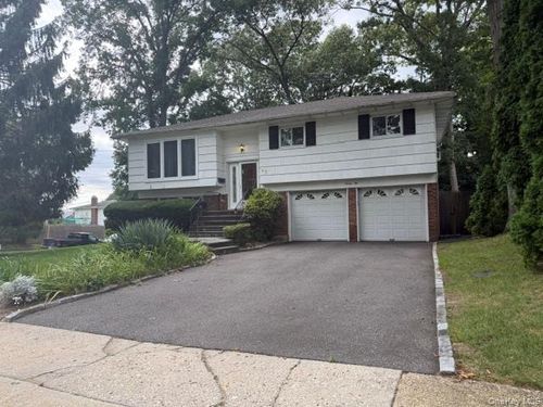 22 Cedar St, Syosset, NY, 11791-5201 | Card Image