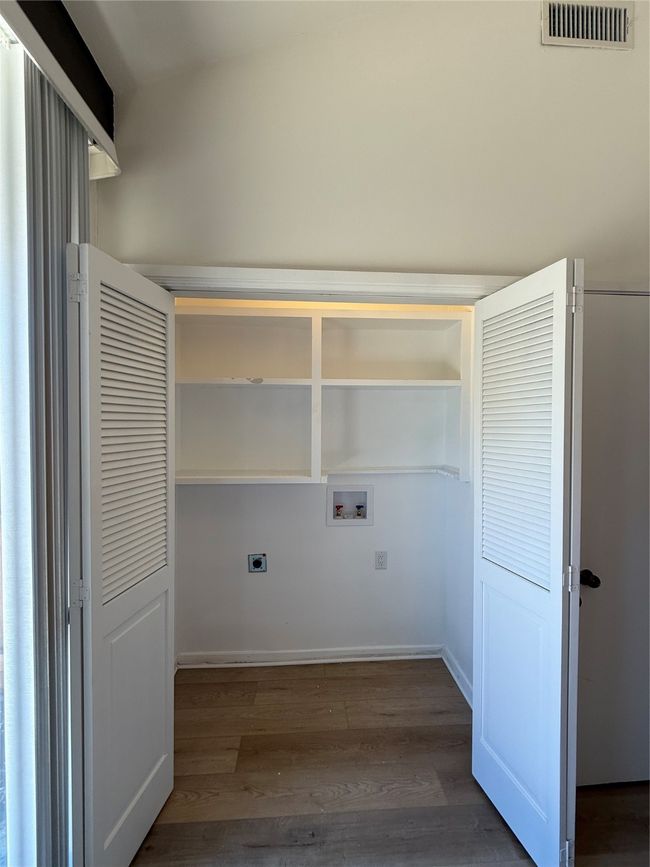 10527 Sandpiper Ln, Home with 3 bedrooms, 2 bathrooms and null parking in Dallas TX | Image 8