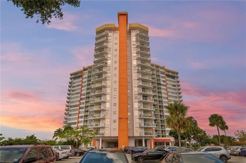 1721w-1301 Ne Miami Gardens Dr, Miami, FL, 33179-4718 | Card Image