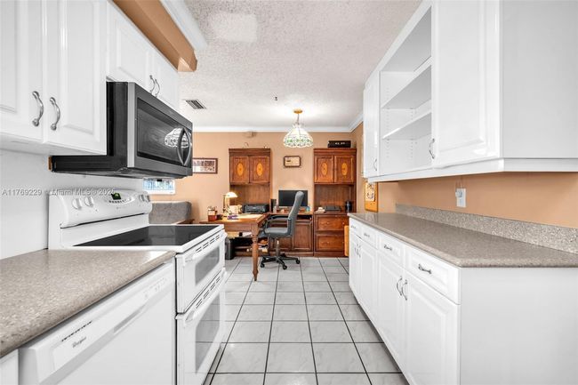 700 Nw 88 Th Ter, House other with 3 bedrooms, 2 bathrooms and null parking in Pembroke Pines FL | Image 12