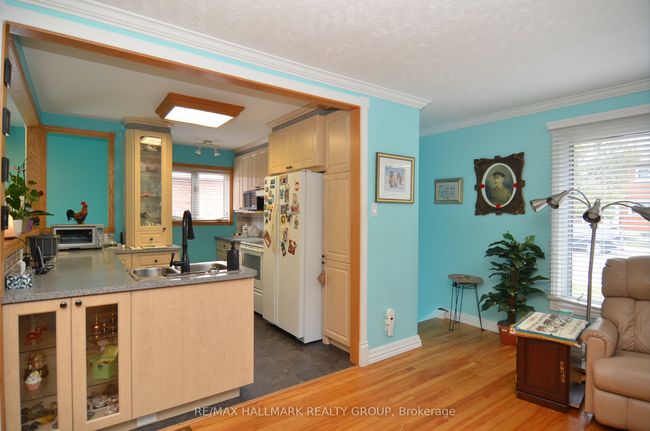 686 Cummings Ave, House attached with 3 bedrooms, 1 bathrooms and 2 parking in Ottawa ON | Image 6