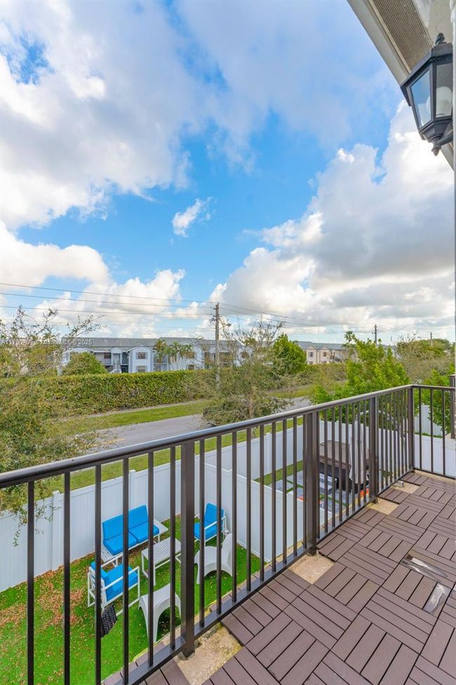 809 Se 16 Th Ct, Townhouse with 3 bedrooms, 3 bathrooms and null parking in Homestead FL | Image 17
