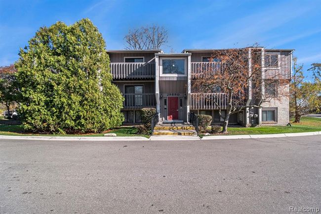 909 - 29890 W 12 Mile Road, Condo with 2 bedrooms, 1 bathrooms and null parking in Farmington Hills MI | Image 1