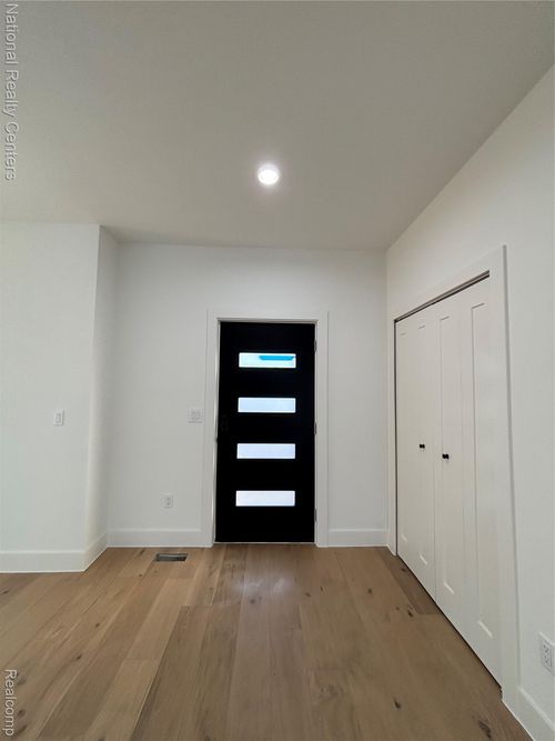 10024 Borgman Ave, Huntington Woods, MI, 48070-1103 | Card Image