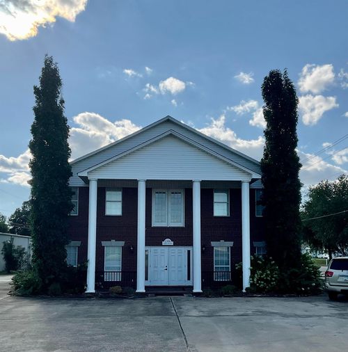 2306 S Wilson Dam Rd, Muscle Shoals, AL, 35661-3750 | Card Image