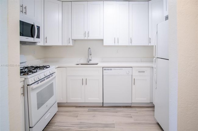 APT-1019 - 8650 Sw 67 Th Ave, Condo with 2 bedrooms, 3 bathrooms and null parking in Pinecrest FL | Image 8