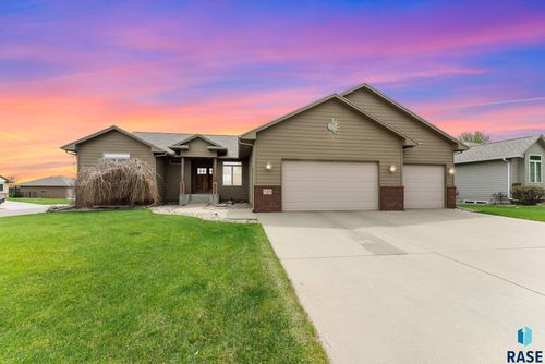 5009 E 49th St Street, Sioux Falls, SD, 57110 | Card Image