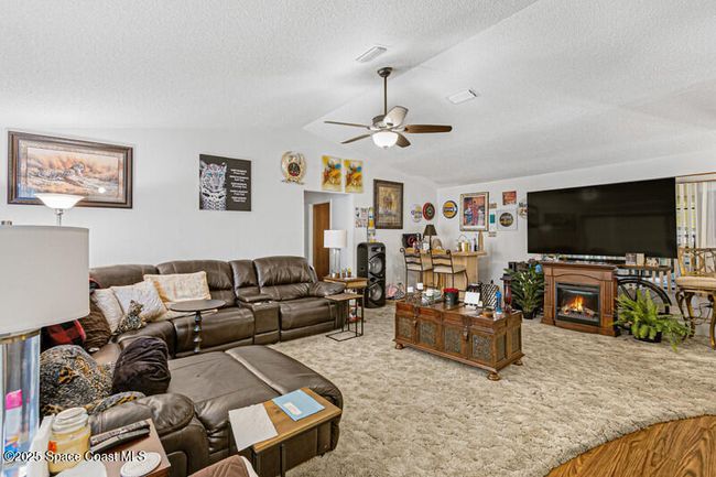 618 Americana Blvd Ne, House other with 3 bedrooms, 2 bathrooms and null parking in Palm Bay FL | Image 6