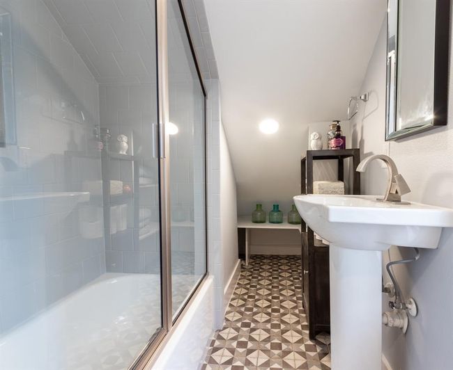 Upstairs guest bath | Image 22