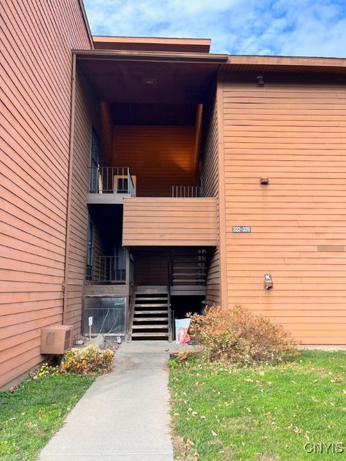 328 Village Blvd N, Baldwinsville, NY, 13027-3018 | Card Image