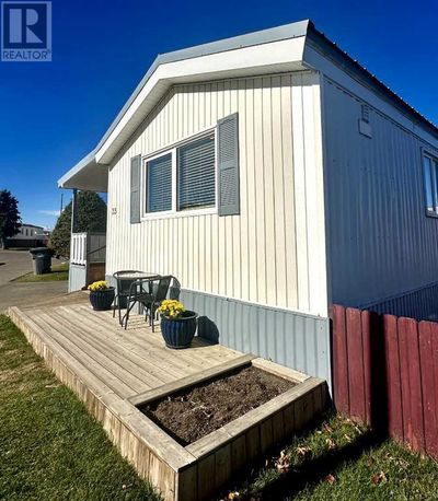 5853 4 St W, House other with 3 bedrooms, 1 bathrooms and 2 parking in Claresholm AB | Image 2