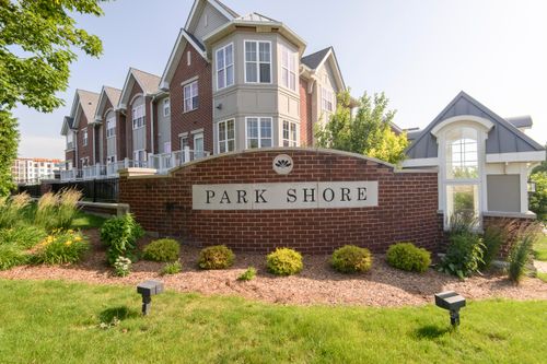 3872 S Lake Dr, Saint Francis, WI, 53235-5228 | Card Image