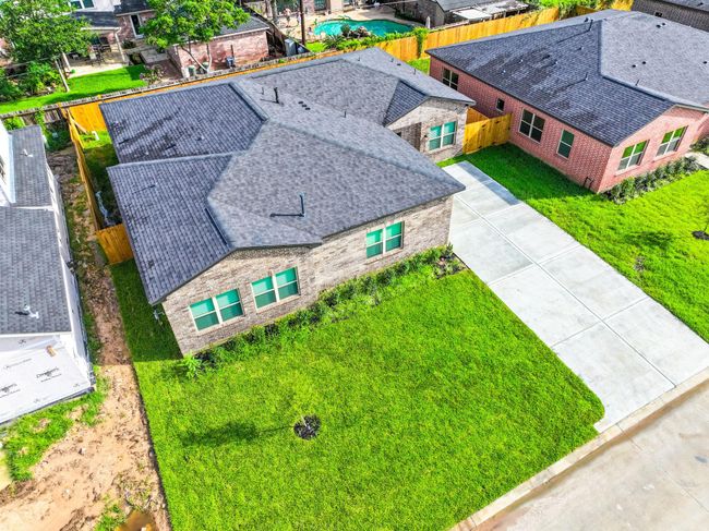 Low maintenance fees include pool, clubhouse, and green space upkeep | Image 42