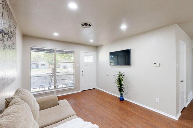 128 Se Gardens Blvd, House other with 3 bedrooms, 2 bathrooms and null parking in Burleson TX | Image 8