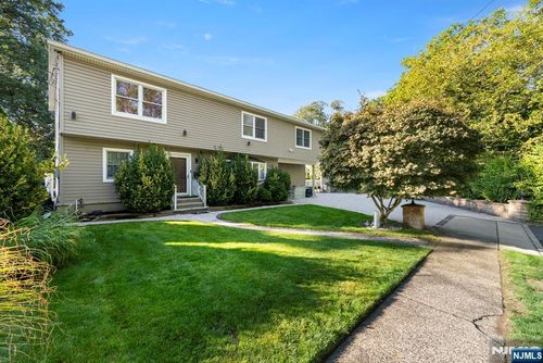 240 Palsa Ave, Elmwood Park, NJ, 07407-1903 | Card Image