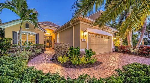 7325 Lake Forest Gln, LAKEWOOD RANCH, FL, 34202-7925 | Card Image