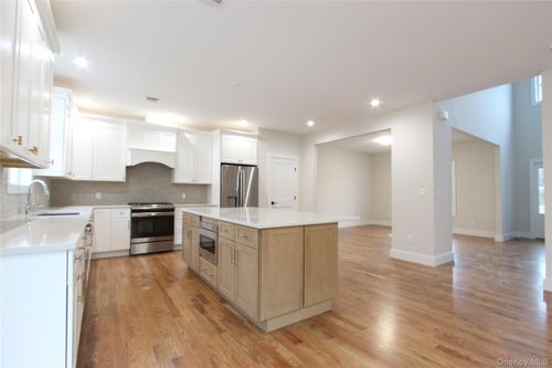5 Colonial Cir, Manorville, NY, 11949 | Card Image