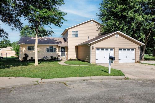 37 Century Pkwy, Neodesha, KS, 66757-1237 | Card Image