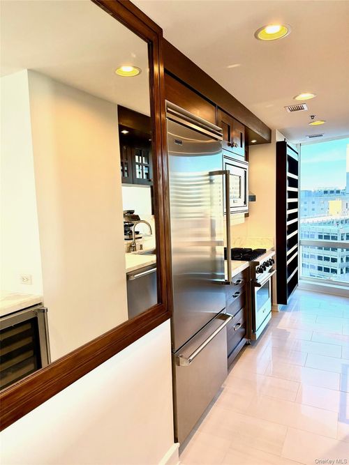 1 Renaissance Sq, White Plains, NY, 10601-3000 | Card Image