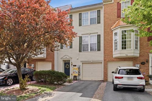334 Lantern Ln, CHAMBERSBURG, PA, 17201-3299 | Card Image