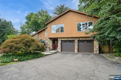 5 Ridge Ct, Hillsdale, NJ, 07642-1041 | Card Image
