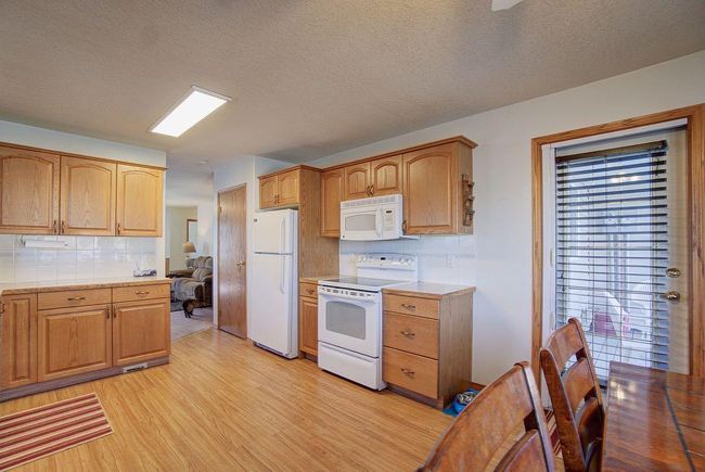216 48 Avenue W, Home with 2 bedrooms, 2 bathrooms and 2 parking in Claresholm AB | Image 8