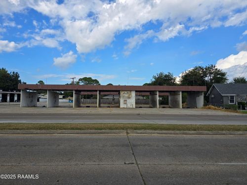 102 E Admiral Doyle Dr, New Iberia, LA, 70560-6603 | Card Image