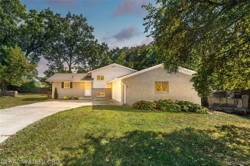 8239 Atha St, White Lake, MI, 48386-4302 | Card Image